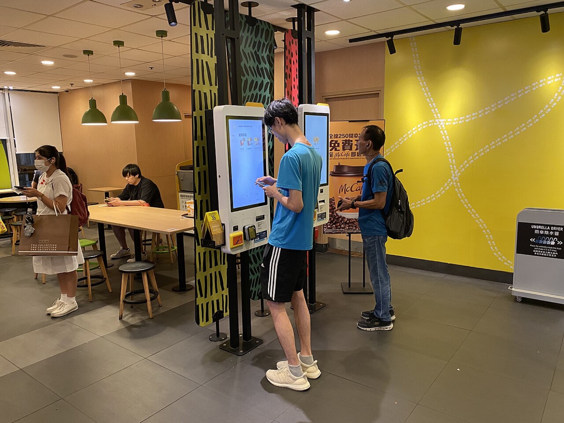 香港麦当劳门店的木色桌面、独立椅和连续卡座
