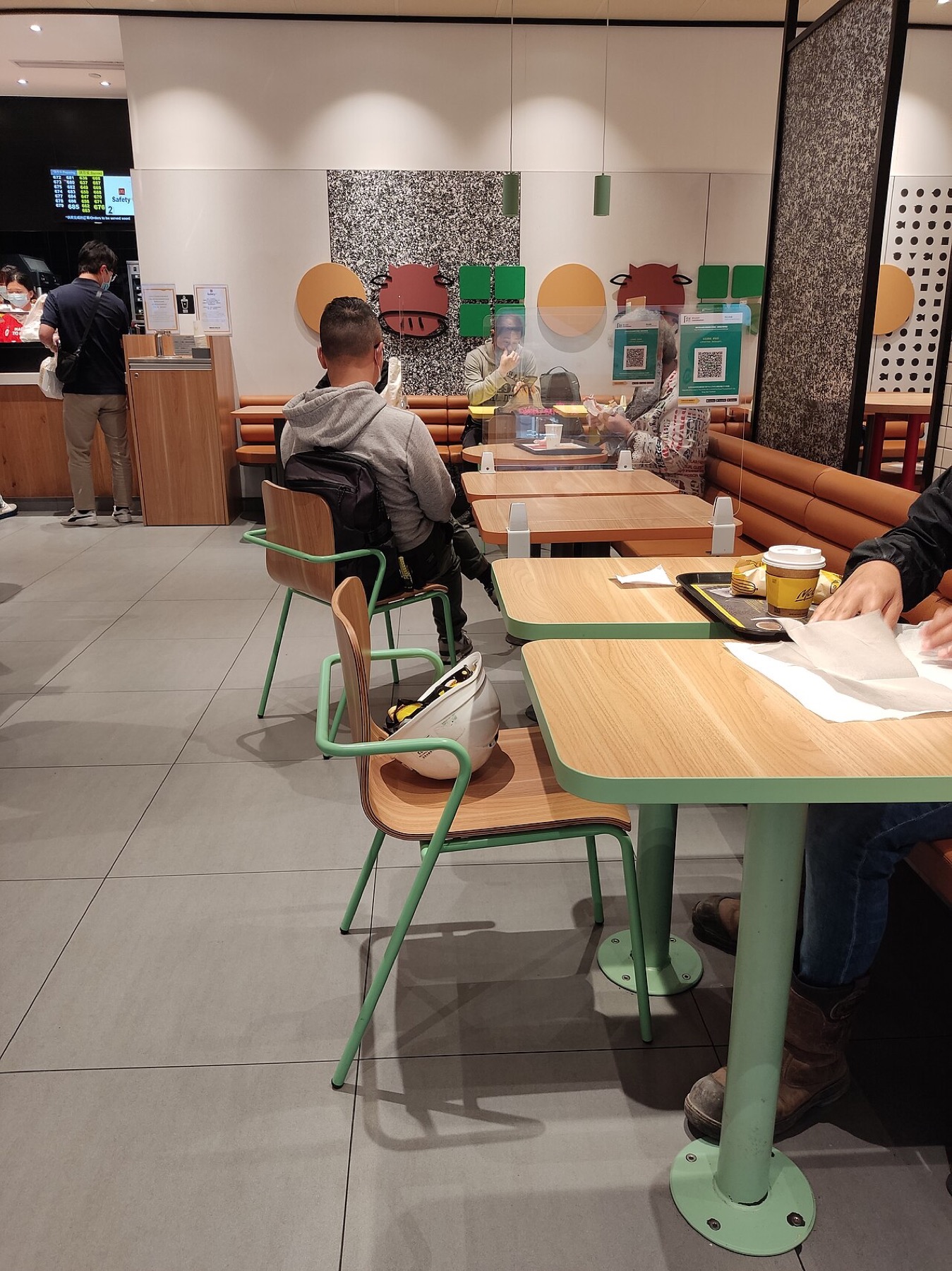 香港麦当劳内多种高度与材质的座椅