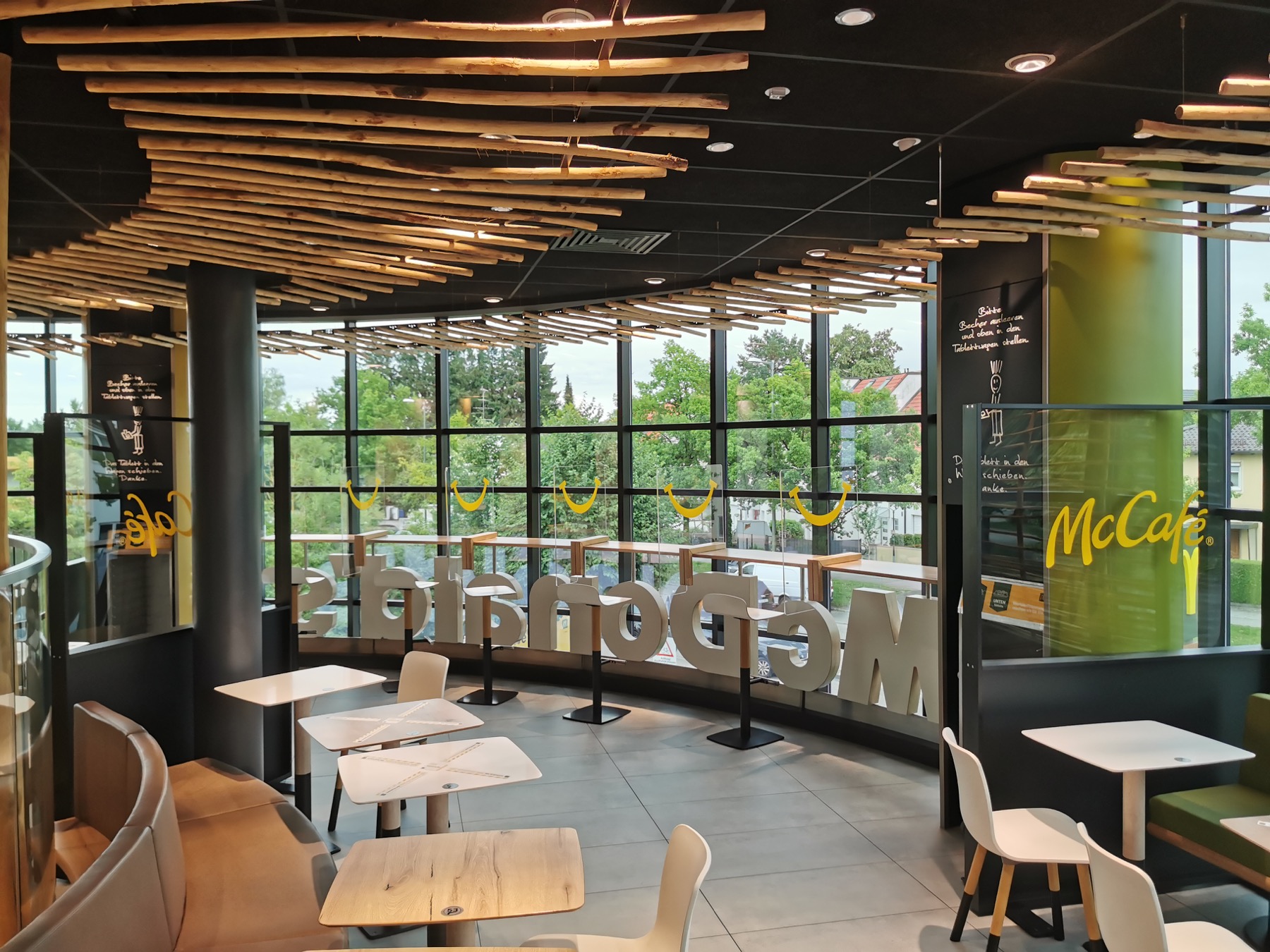 慕尼黑麦当劳门店采用不同材质和桌型